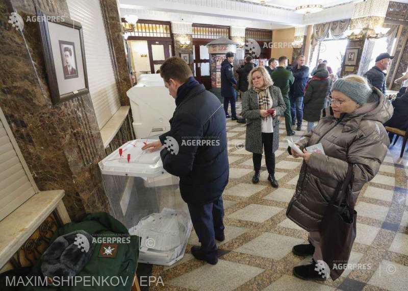 Mii de ruşi au protestat ieri faţă de regimul Putin la secţii de votare