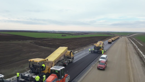 A început asfaltarea Tronsonului 1 al Drumului Expres Craiova- Pitești