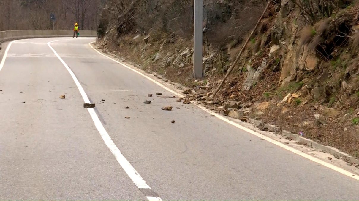 Intervenții periodice, pentru siguranța traficului din Defileul Jiului