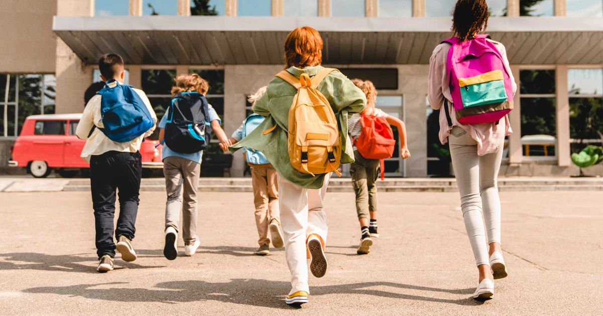 De astăzi, elevii sunt în vacanță