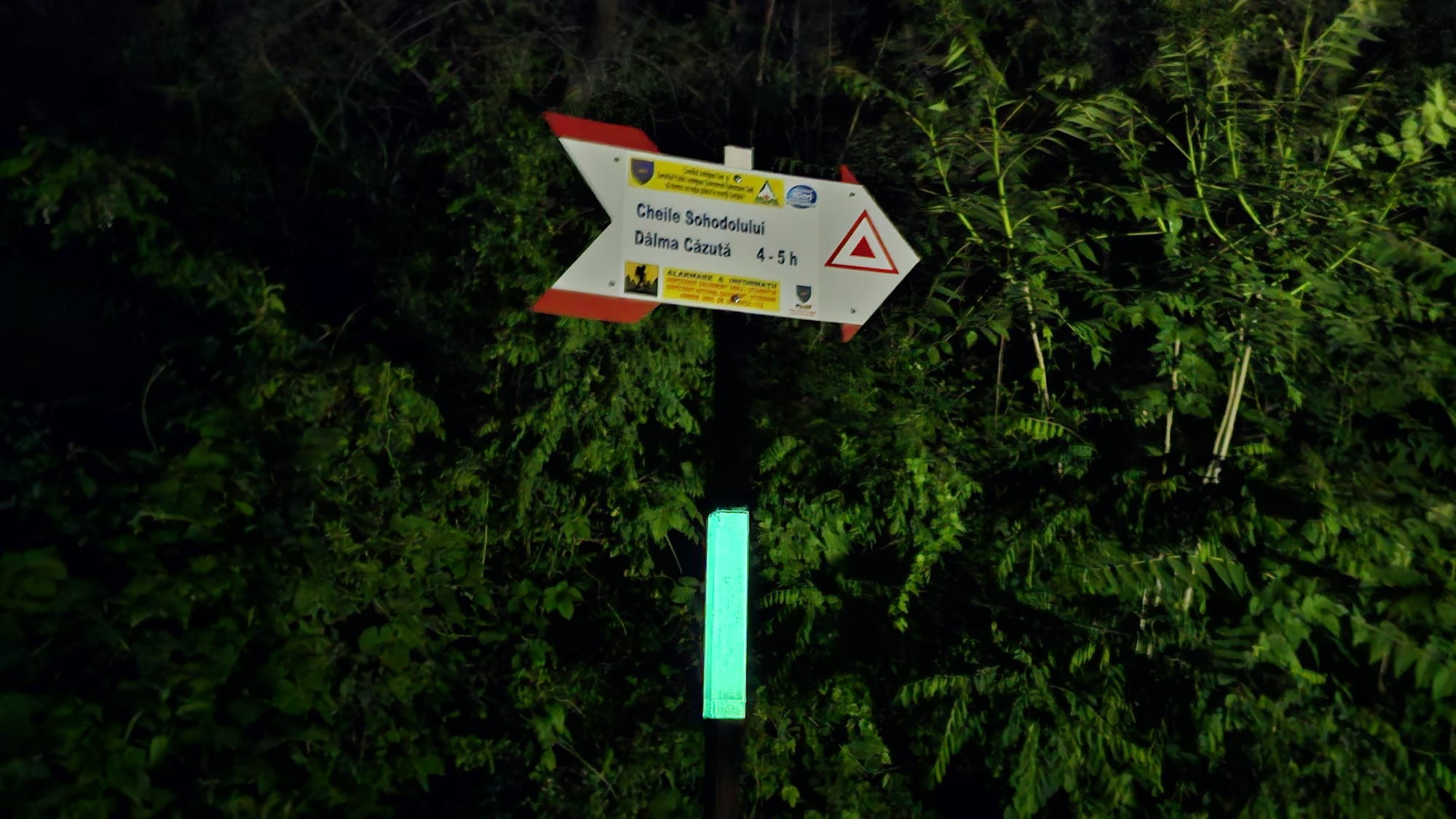 Serviciul Salvamont Gorj implementează primul marcaj turistic cu vopsea fotoluminescentă