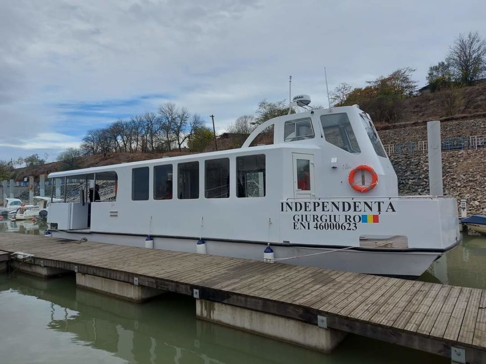 Corabia: Plimbări gratuite, pe Dunăre, pentru elevi, cu vaporaşul ”Independenţa”