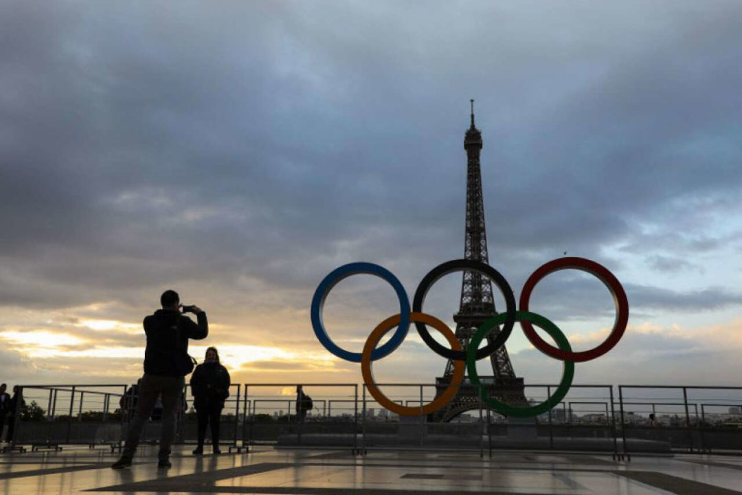 JO 2024: Cercurile olimpice au fost instalate pe Turnul Eiffel