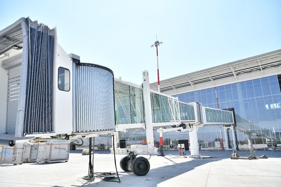 A început montarea aviobridge-urilor la clădirea noului terminal al Aeroportului Internațional Craiova