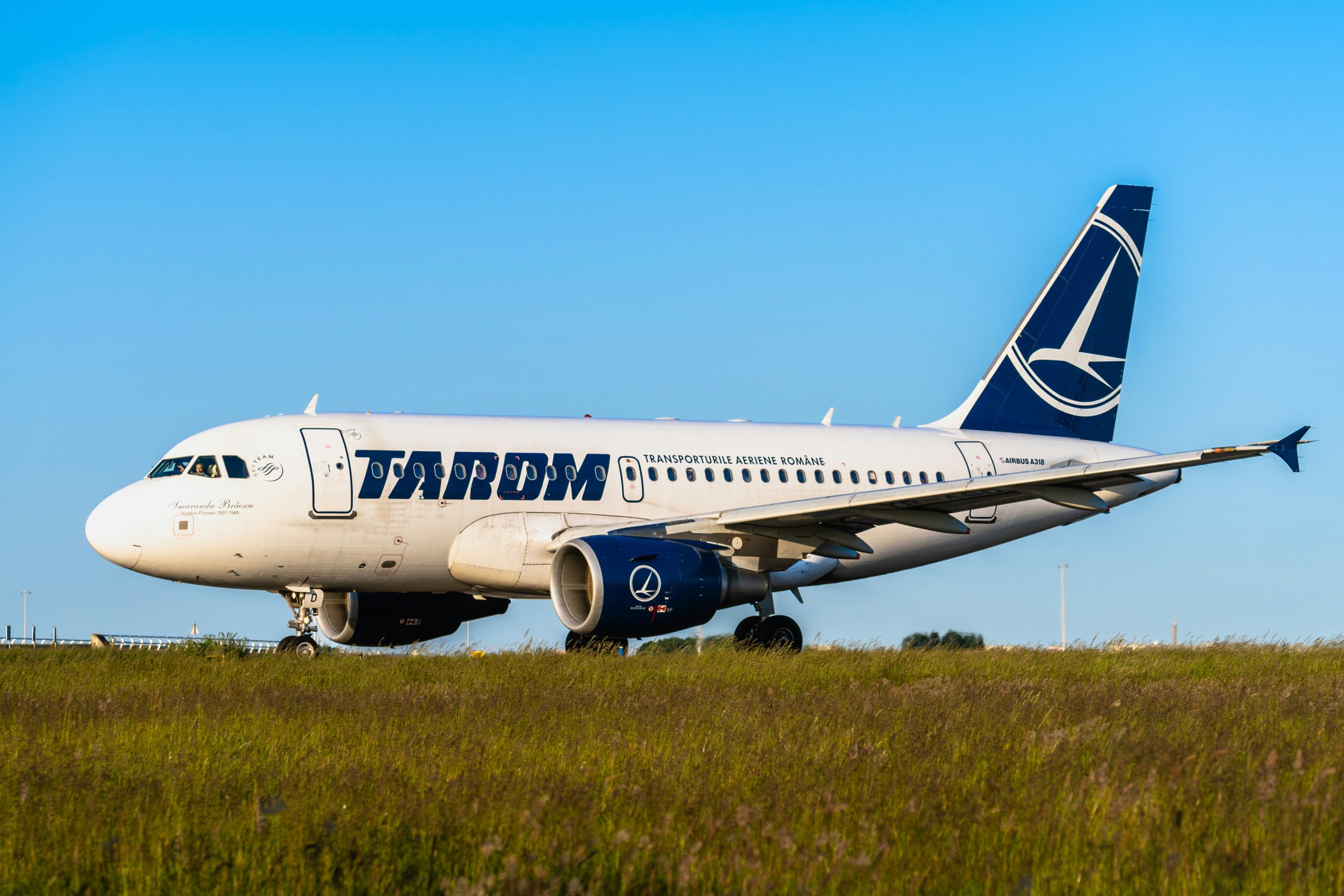 Compania TAROM menţine suspendarea pentru unele zboruri