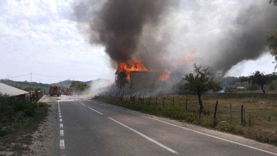 Argeş: Incendiu violent la un restaurant din Valea Mare Pravăţ
