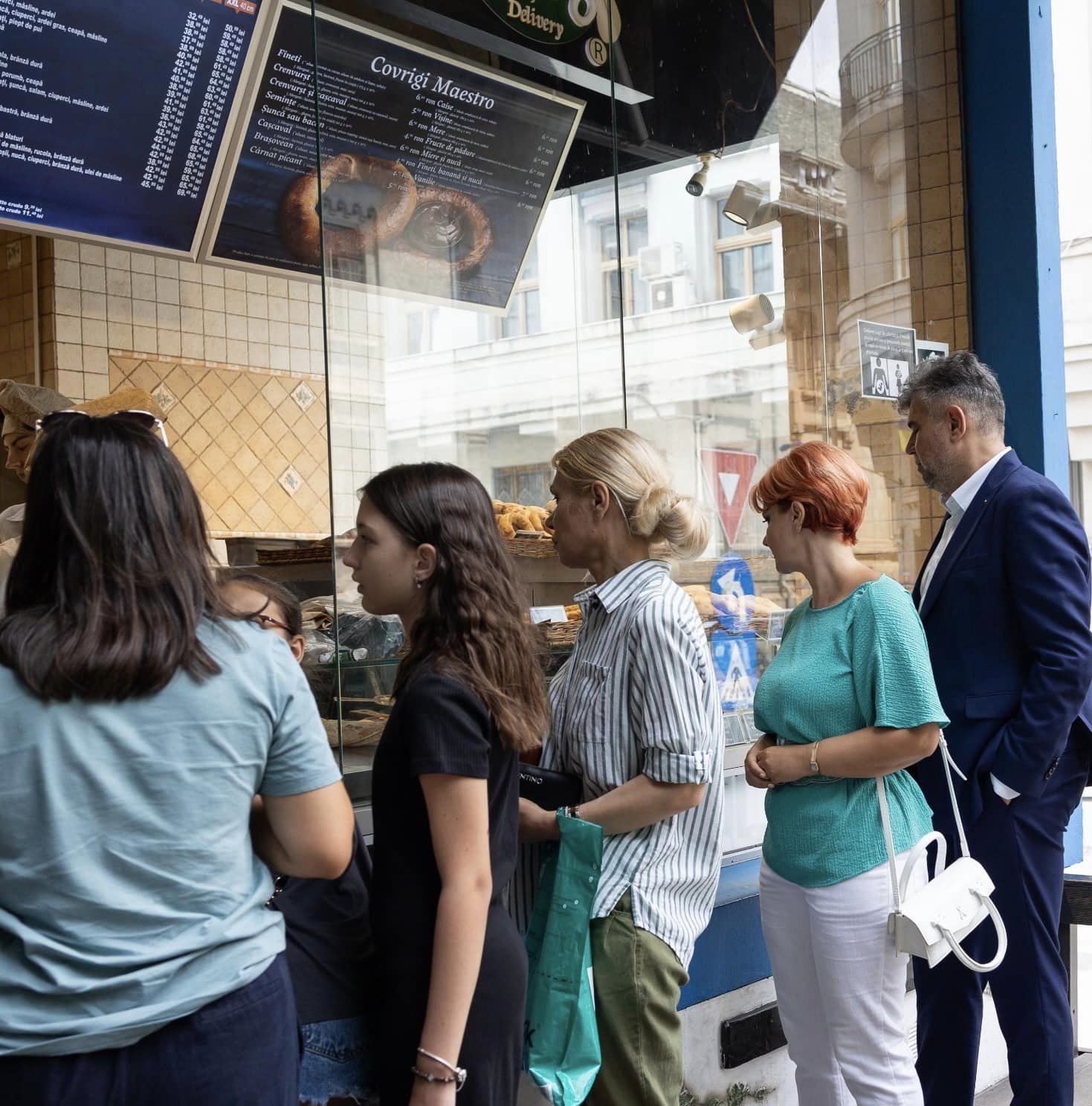 Premierul Marcel Ciolacu și-a cumpărat covrigi, la o patiserie din Craiova