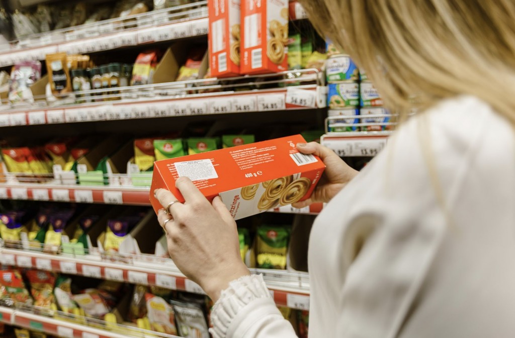 ANPC: Producătorii de alimente, obligaţi să afişeze pe ambalaj micșorarea gramajului