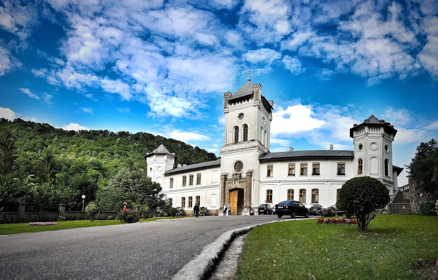 Restaurarea Mănăstirii Tismana întârziată din cauza fisurilor provocate de cutremure