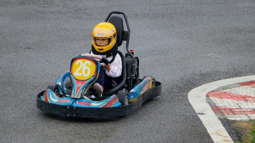Start la distracție și educație: copiii din Căpreni, șoferi de kart de 1 Iunie