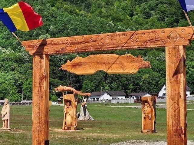 Gorj: la Polovragi se deschide Tabăra de sculptură „Simboluri dacice în arta lemnului din România”
