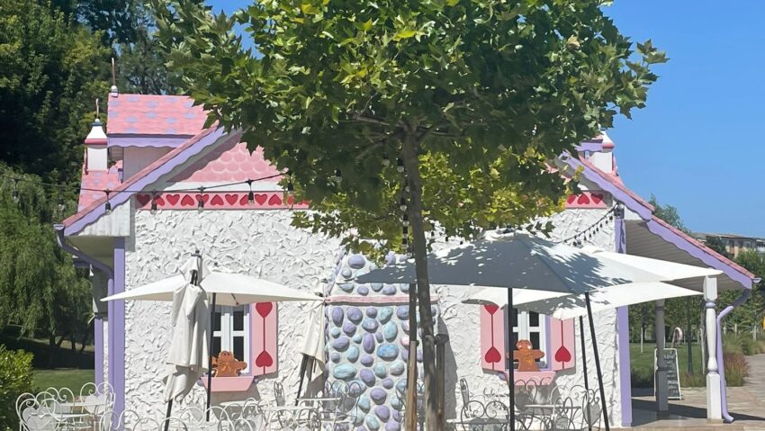 Căsuța de Turtă Dulce din Fantasy Park, disponibilă pentru petreceri și serbări școlare