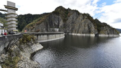 Argeș/Autorităţile au luat măsurile necesare pentru izolarea poluării din lacul Vidraru
