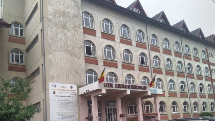 Curtea Liceului „Constantin Brâncoveanu” din Horezu, modernizată după 40 de ani