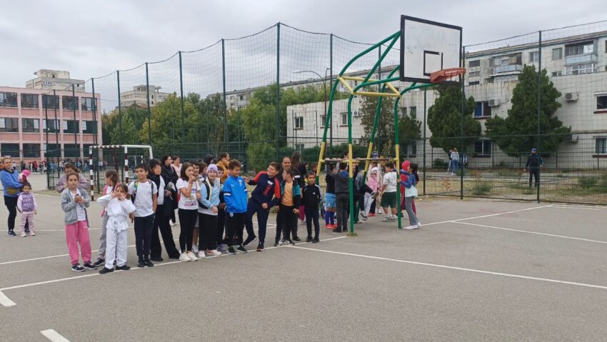 Peste 300 de elevi, profesori şi părinţi au participat la „Joacă şi Energie BeActive” la Şcoala „Mihai Viteazul” din Craiova