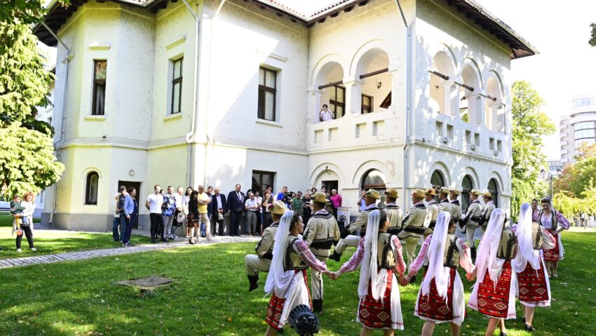 Muzeul Olteniei Craiova a vernisat expoziția „Maria Tănase – Cântecul care-și poartă rădăcinile”