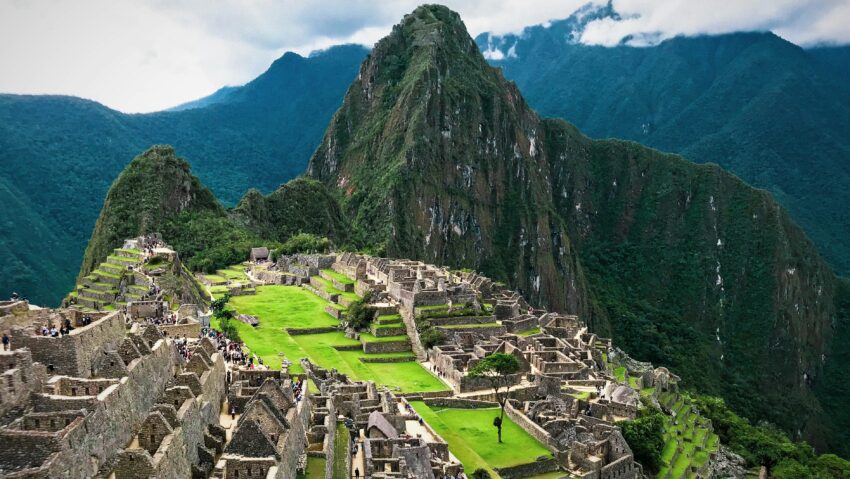 Machu Picchu, blocat de proteste: mii de turiști evacuați sau rămași captivi