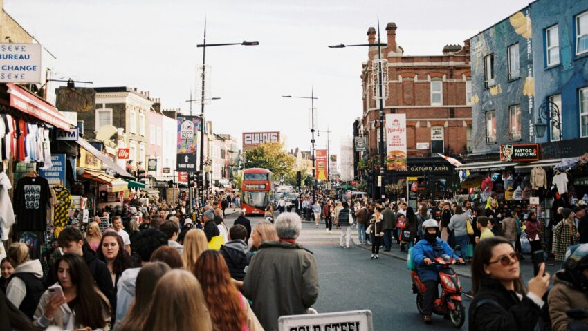 Regatul Unit vrea să înăsprească condițiile de ședere permanentă. Imigranții vor fi obligați să facă și ore de voluntariat