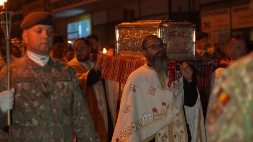 Procesiune cu torțe la Craiova de Sfântul Dimitrie, Izvorâtorul de Mir