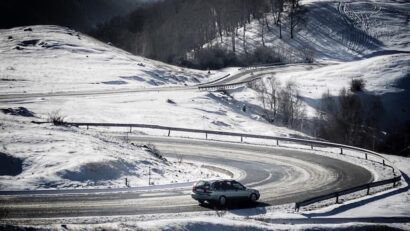 Pe Transalpina, accesul este permis doar mașinilor echipate corespunzător