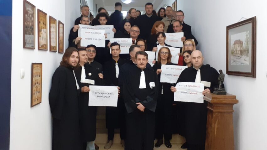 Avocații Baroului Dolj au protestat față de blocajul din justiție