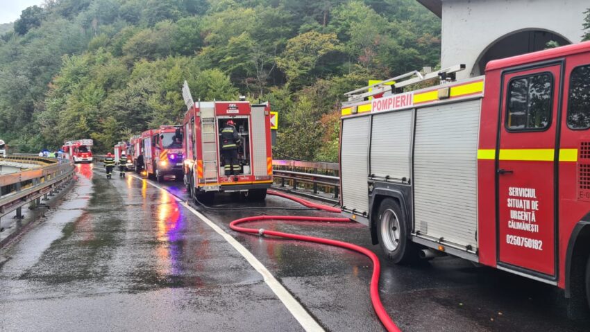 Incendiu la Mănăstirea Cozia Veche: pompierii acționează pentru stingerea flăcărilor