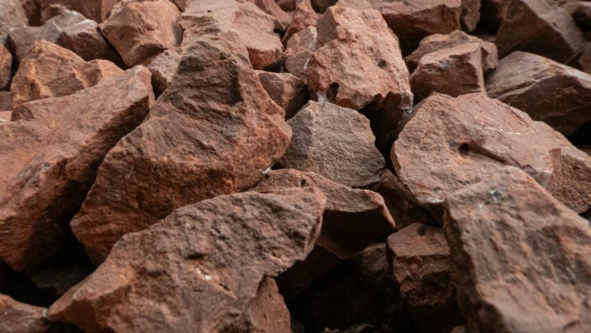 Amendă de 75.000 lei pentru exploatare ilegală de agregate minerale în Plopșoru