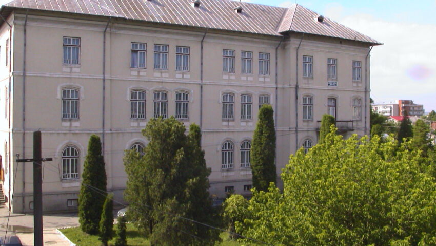 Atletele Liceului Tehnologic „Brătianu” din Drăgășani, medaliate cu bronz la Campionatul Național de Cros