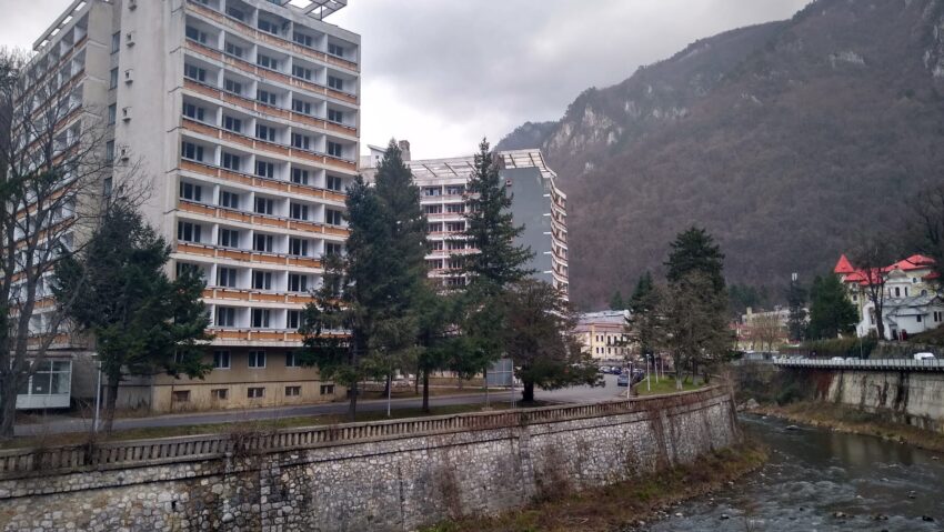 Condamnări în dosarul devalizării stațiunii Băile Herculane: șase inculpați trimiși după gratii, 19 hoteluri confiscate