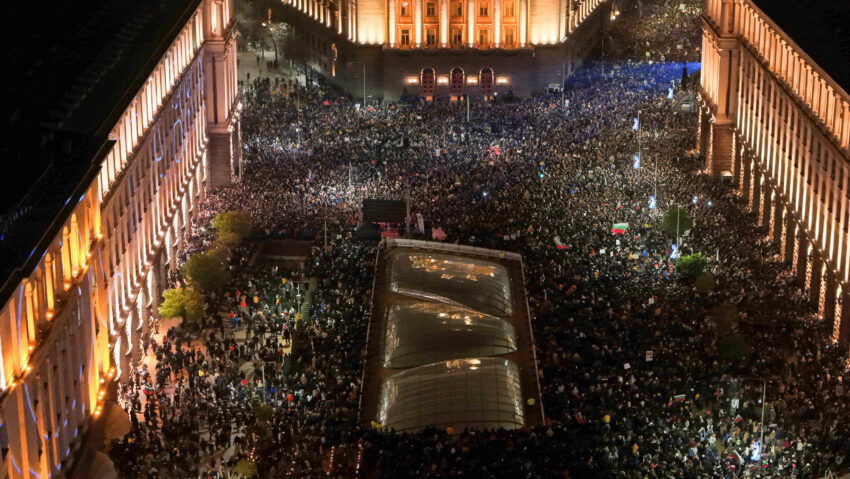 Guvernul Bulgariei cade după proteste masive și acuzații de corupție