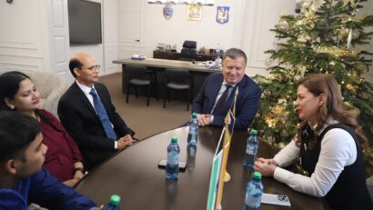 Râmnicu Vâlcea: Ambasadorul Indiei în România și Republica Moldova a avut o întâlnire cu conducerea primăriei municipiului