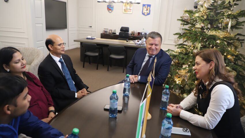 Râmnicu Vâlcea: Ambasadorul Indiei în România și Republica Moldova a avut o întâlnire cu conducerea primăriei municipiului
