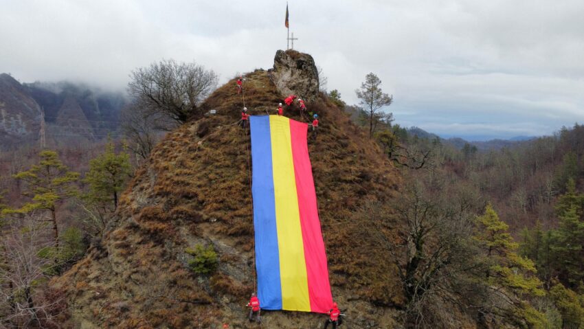 1 Decembrie pe vârf de munte: Salvamont Brezoi a onorat tradiția de pe Țurțudan