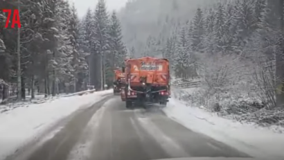 Utilajele DRDP Craiova acționează pe drumurile din zonele montane