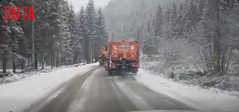 Utilajele DRDP Craiova acționează pe drumurile din zonele montane