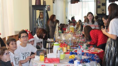 Târg caritabil de Crăciun la Craiova pentru Eduard, un adolescent care visează să joace fotbal