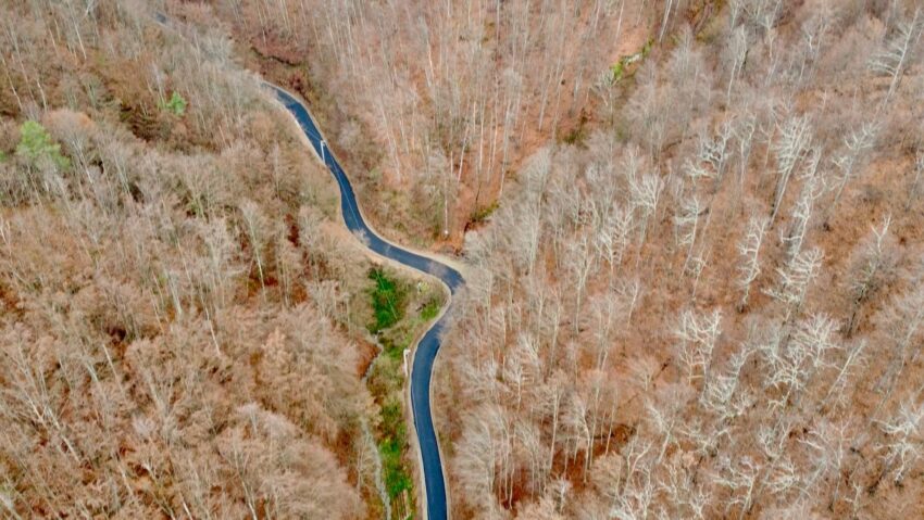 Asfalt nou pe drumul județean din Olănești, în prag de Moș Nicolae