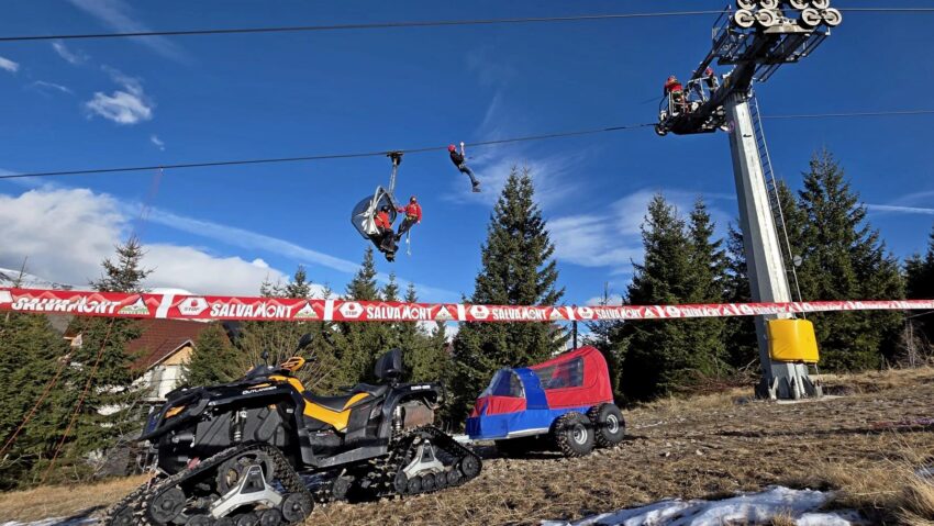 Gorj: Exercițiul anual de intervenție a salvamontiștilor pentru salvarea persoanelor blocate în instalațiile de transport pe cablu