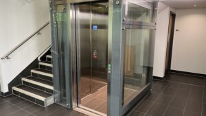 Blocurile vechi fără lift ar putea fi modernizate printr-un program național