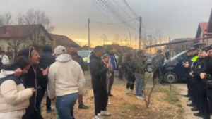Jandarmii au intervenit la Cenei după revolta localnicilor care cer dreptate pentru Mario