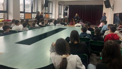 Polițiștii doljeni, activități preventive în școli de Ziua Internațională pentru Nonviolență