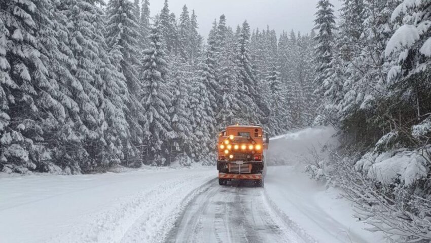 Trafic în condiții de iarnă pe mai multe drumuri din țară. Ceața reduce vizibilitatea pe autostrăzi