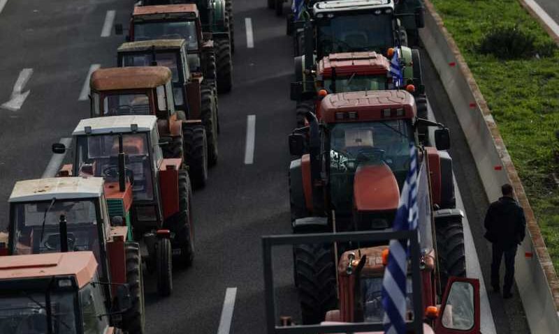 Grecia/ Drumuri și autostrăzi blocate de protestele fermierilor