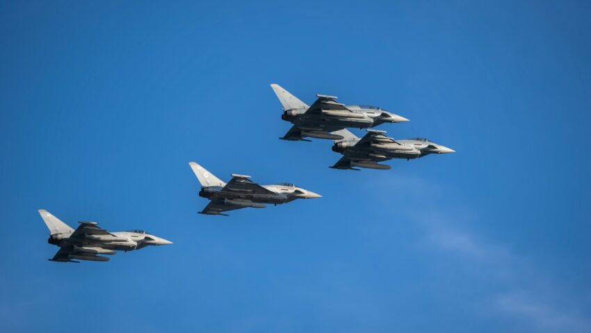 Miliarde de euro pentru apărarea României, aprobate de Comisia Europeană