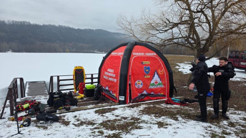 Salvamontiştii gorjeni - antrenamente de scufundare şi salvare de sub gheaţă