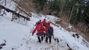 Salvamont Argeș/ Bărbat cu traumatism la coloana vertebrală, recuperat din zona Vârfului Căpitanu