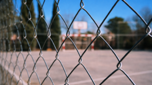 Bărbat sancționat după ce a intrat în curtea unei unități de învățământ din Craiova