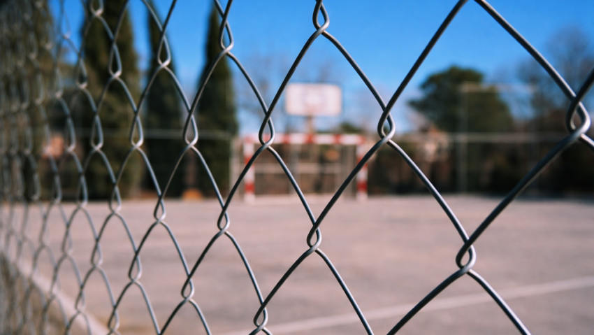 Bărbat sancționat după ce a intrat în curtea unei unități de învățământ din Craiova