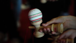 HAPPY COLOR – Concurs de Kendama animă ultima zi a Târgului Gaudeamus Radio România