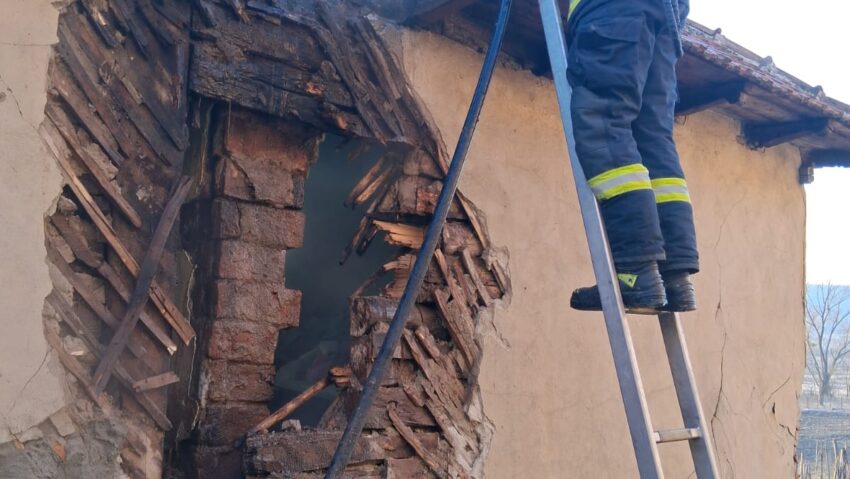 Incendiu la o casă din Șirineasa. Pompierii au intervenit rapid și au limitat pagubele